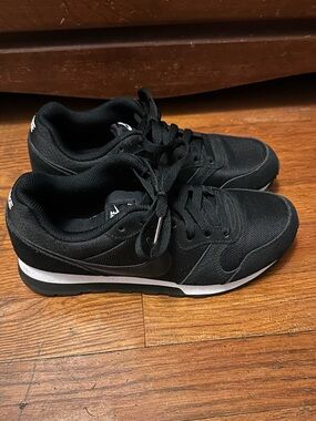 Nike black MD Runner 2